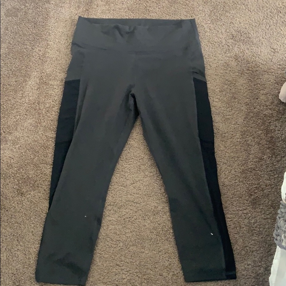 Leggings with mesh pockets